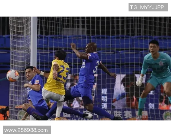 足球明星穿飞马39展现风采引领时尚潮流的运动魅力与个性风格